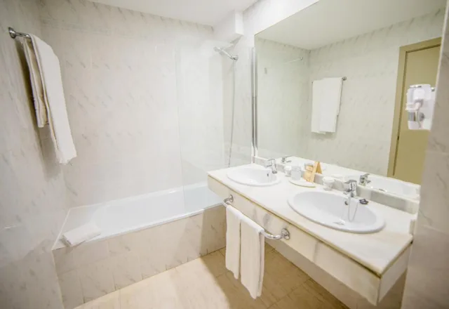 غرفة بسرير مزدوج أو سريرين منفصلين مع سرير إضافي، Hotel Beatriz Playa & Spa 10/10