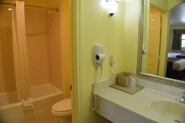 غرفة قياسية بسرير كينج للمدخنين، Scottish Inns Fort Worth 3/3