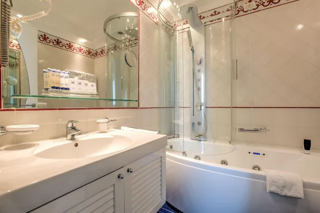 غرفة ديلوكس بسرير مزدوج أو سريرين منفصلين بإطلالة على البحر بغرفة نوم واحدة، Atlantic Hotel Riccione 3/3