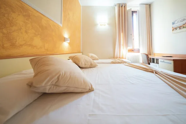 غرفة كلاسيكية ثلاثية بسرير مزدوج وسرير فردي، Hotel Angelica 1/10
