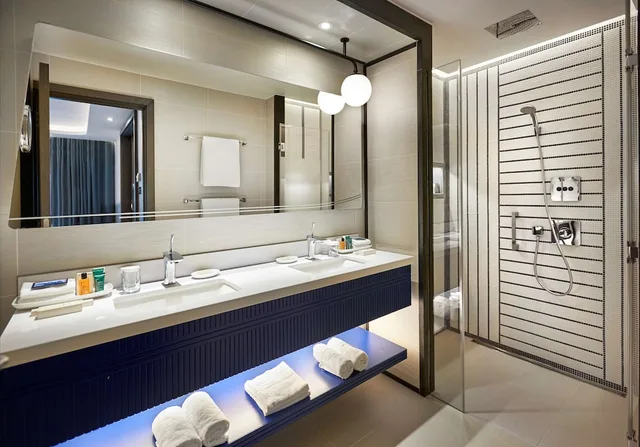 جناح تنفيذي بسرير كينج مع دخول الصالة، Hilton London Heathrow Airport 3/4