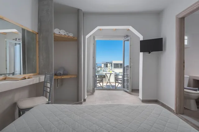 غرفة بريميوم بسرير مزدوج بإطلالة على البحر بجاكوزي، Gizis Cliffside Suites 2/5