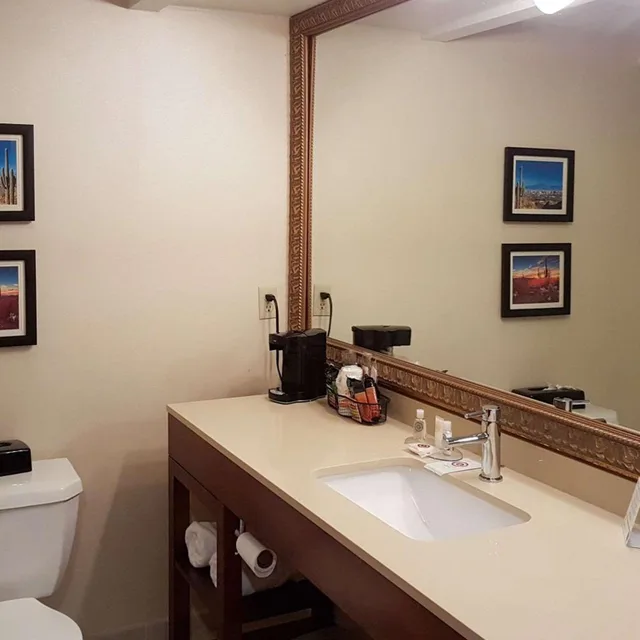 غرفة بسرير كوين لذوي الإعاقة، Comfort Inn I-10 West at 51st Ave 3/4
