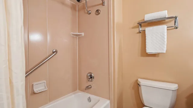 غرفة قياسية بسرير كينج بحوض جاكوزي، Best Western Plus Capitola By the Sea Inn Suites 8/8