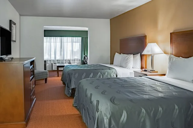 غرفة بسريرين كوين لذوي الإعاقة، Quality Inn & Suites Vancouver North 1/3