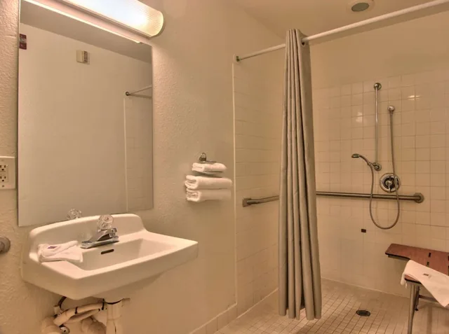 غرفة ديلوكس بسريرين مزدوجين لذوي الإعاقة، Motel6 Sacramento, CA - Old Sacramento North 8/10