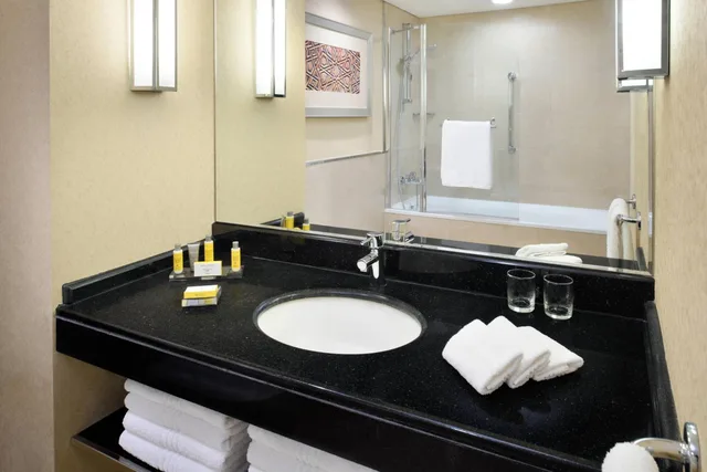 غرفة تنفيذية تنفيذية بسرير كينج مع دخول الصالة، فندق الرياض ماريوت(Marriott Riyadh) 2/3