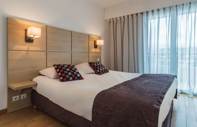 شقة سوبيريور بسرير كوين وسريرين منفصلين بإطلالة على البحر بغرفتي نوم مع أريكة، Nemea Le Lido Cagnes sur Mer 4/10