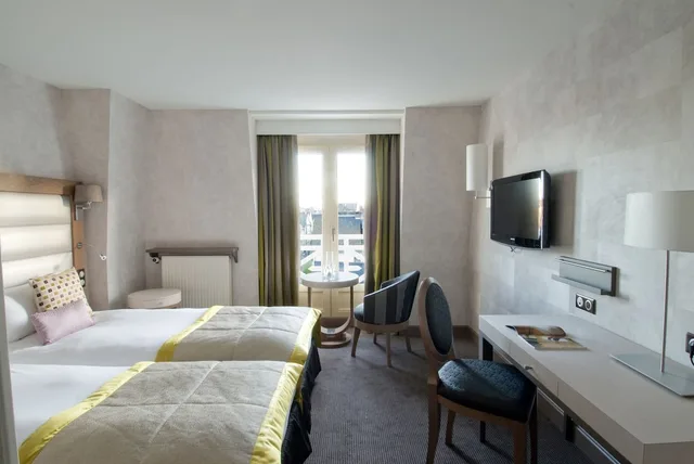 غرفة بسرير مزدوج بإطلالة على المدينة، Le Grand Hotel Des Thermes 2/6