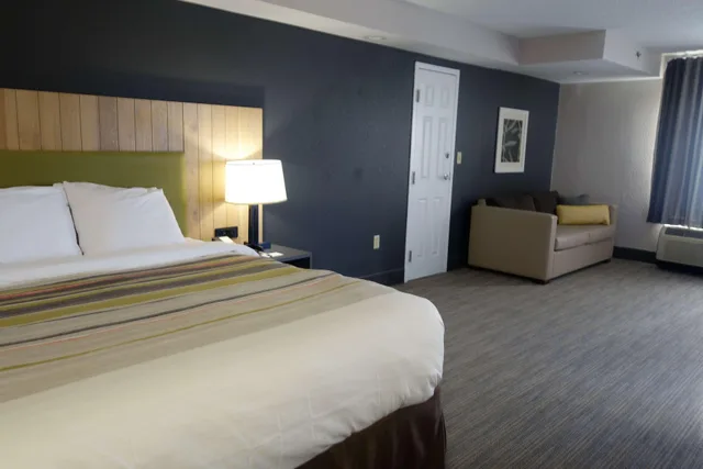 غرفة بريميوم بسرير مزدوج، Country Inn & Suites by Radisson, Pigeon Forge South, TN 2/2