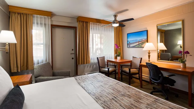 غرفة قياسية بسرير كينج يُسمح فيها بالحيوانات الأليفة، Best Western Ptarmigan Lodge 4/6