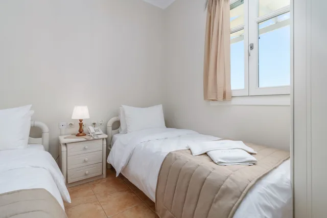 دوبلكس عائلي بسريرين منفصلين وسرير مزدوج وسرير فردي بإطلالة على الجبل بـ3 غرف نوم، Vivere a Plakes Milos 8/10