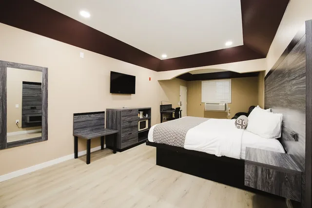 غرفة قياسية بسرير كينج بمطبخ صغير، Sapphire Inn Suites 1/10