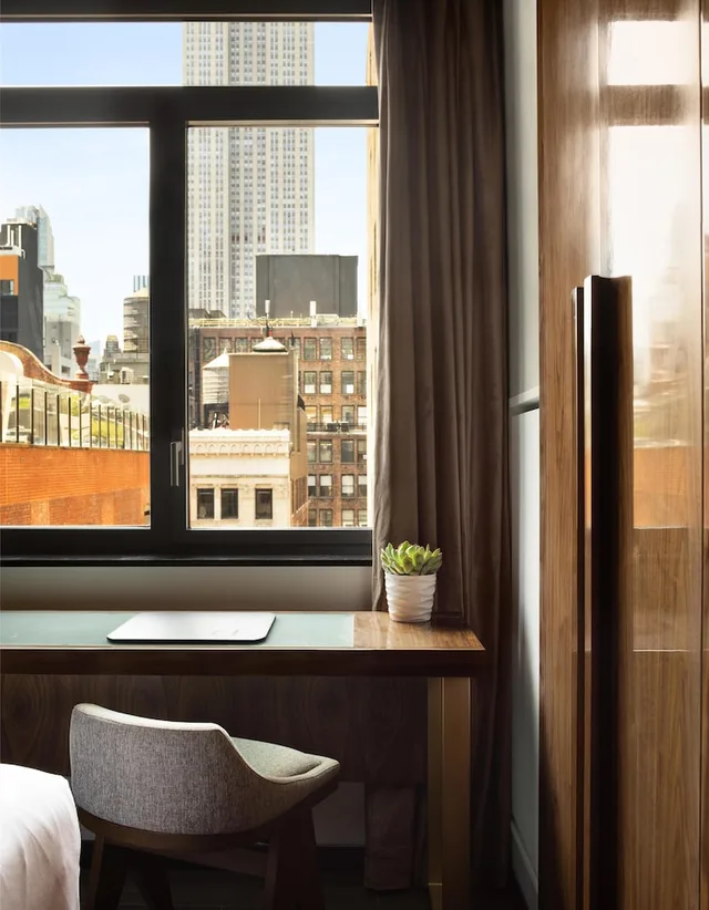 Room, King Bed, Empire Building View، Grayson Hotel in the Unbound Collection by Hyatt 6/6