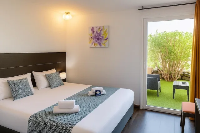 Room, Queen Bed, Terrace, Gil De France 1/4