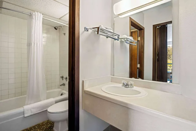 Economy, Double Bed, Days Inn by Wyndham Dubuque 3/3