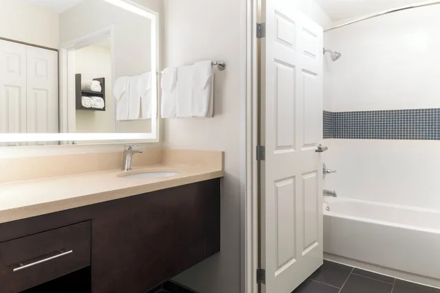جناح بسريرين كينج بغرفتي نوم مع أريكة بمطبخ، Staybridge Suites Phoenix - Chandler 9/10