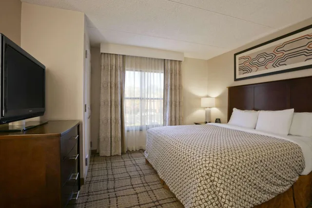 جناح بسرير كينج بغرفتين مع أريكة، Embassy Suites by Hilton Cleveland Beachwood 1/2