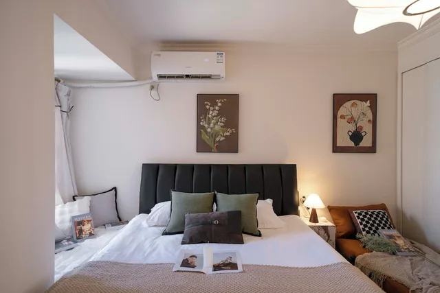 Senior, Apartment, 1 Queen and 2 Double Beds، Book and Bed-People's Square 7/10