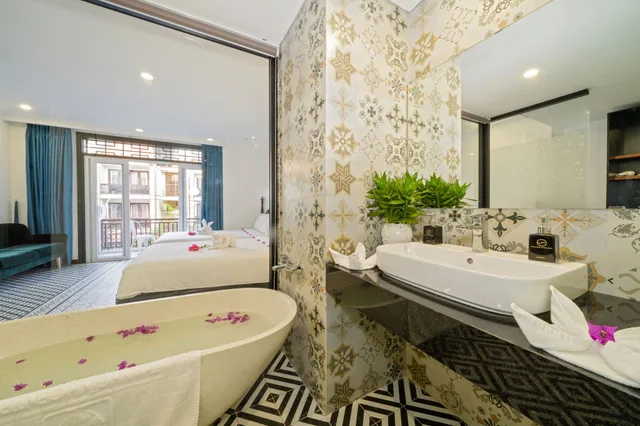 Premier, Queen Bed, Pool View, Thanh Binh Central Hotel 7/8