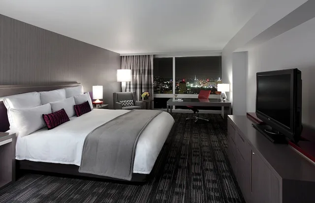 Skyline, King Bed، Loews Hollywood Hotel 3/10
