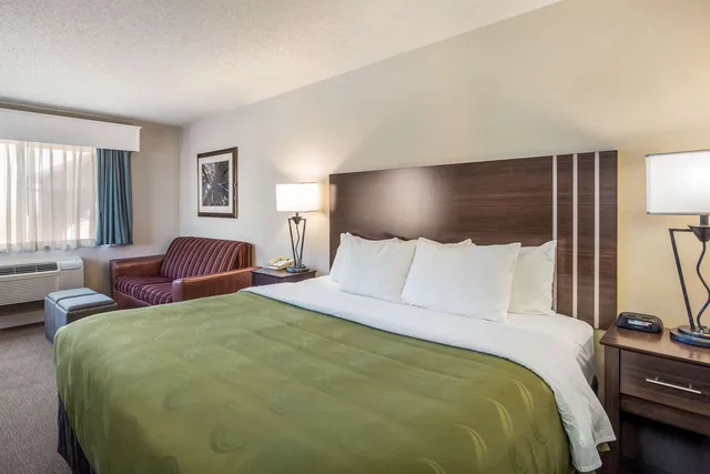 Business, King Bed, Quality Inn & Suites Pueblo West 2/4