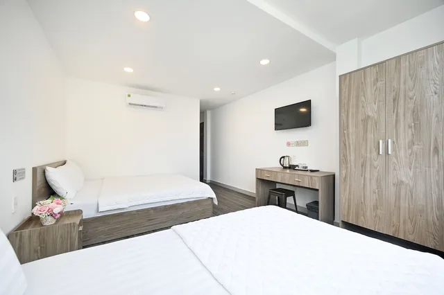 غرفة ديلوكس ثلاثية بسرير كوين وسرير فردي بإطلالة على المدينة، Yoko Airport Saigon Hotel 1/10