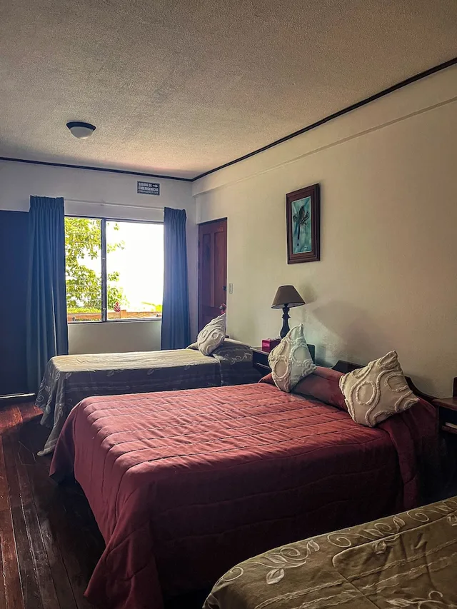 غرفة قياسية بسرير مزدوج وسرير فردي بإطلالة على الحديقة، Hotel de Montana Monteverde 2/10