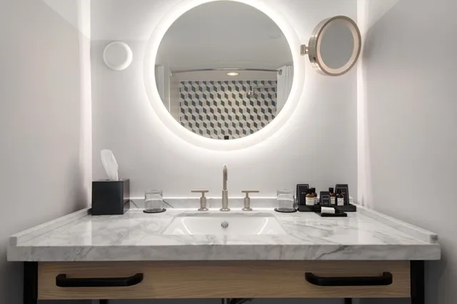 غرفة بسرير كينج بحوض استحمام لذوي الإعاقة، The Duniway Portland, a Hilton Hotel 5/6
