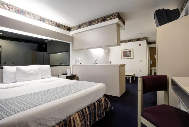 جناح بسرير كوين، Americas Best Value Inn Suites Racine 3/7