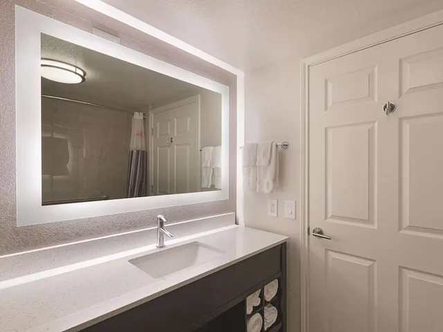 غرفة بسريرين مزدوجين، La Quinta Inn & Suites by Wyndham Arlington North 6 Flags Dr 8/9