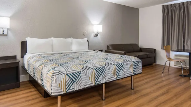 غرفة قياسية بسرير كينج، Motel6 Addison, TX - Dallas 3/10