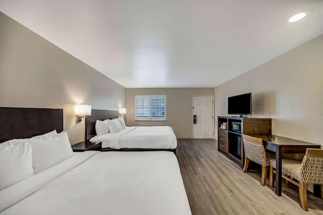 Upgrade, Efficiency, Suite, King and Queen Bed، Comfort Inn Beach/Boardwalk Area 1/4