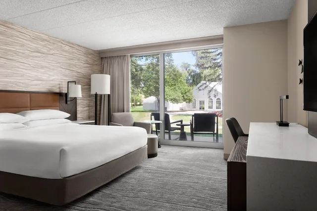 غرفة بسرير كينج، Lincolnshire Marriott Resort 1/3