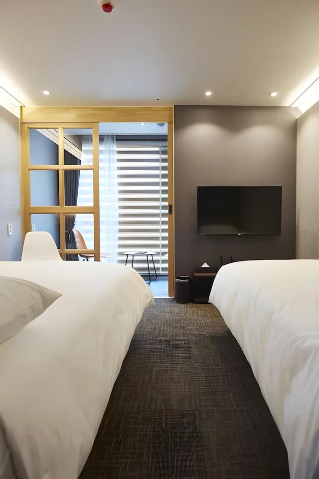 غرفة ديلوكس بسريرين منفصلين وسرير مزدوج وسرير فردي، Royal Square Hotel Seoul 2/2