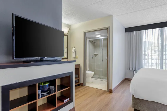 غرفة بسرير كينج وسرير كوين مع أريكة في طابق مرتفع، Hyatt Place Houston North 6/8