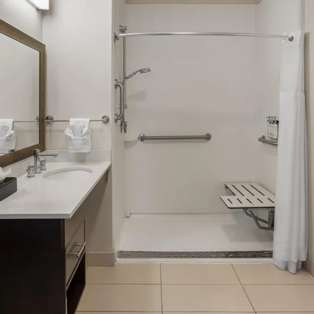 جناح استوديو بسرير كينج بحوض استحمام لذوي الإعاقة، STAYBRIDGE SUITES MIAMISBURG 4/5