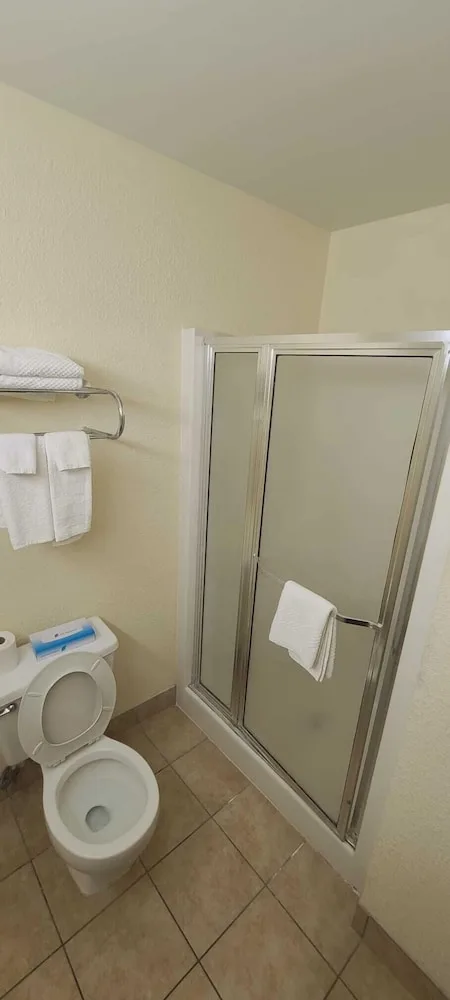 غرفة بسرير كينج لذوي الإعاقة، Econo Lodge Cleveland Southeast Kent 6/6