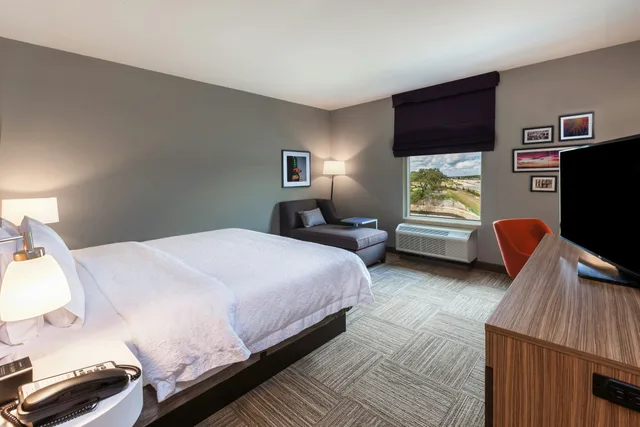 غرفة بسرير كينج مع أريكة، Hampton Inn by Hilton Bulverde Texas Hill Country 2/2