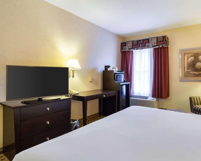 غرفة داخلية بسرير كينج للمدخنين، Quality Inn & Suites Oakwood Village - Cleveland South 3/3