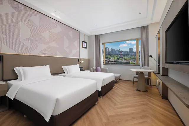 غرفة قياسية بسريرين منفصلين بإطلالة على المدينة، Crowne Plaza City Center Ningbo 1/5