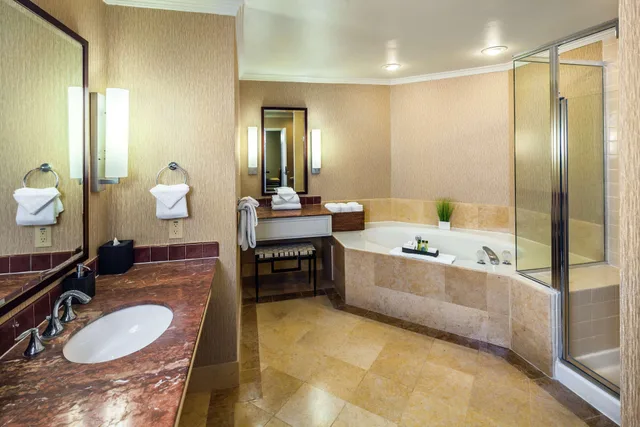 جناح بسرير كينج بغرفتين مع أريكة بجاكوزي، Doubletree By Hilton Sonoma Wine Country 2/2