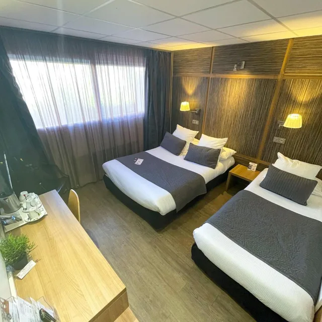 Court, Standard, Triple, with View، Hotel the Originals Montpellier Sud Neptune Ex Neptune 1/10