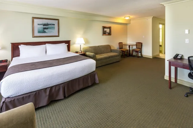 غرفة قياسية بسرير كينج، Quality Inn & Suites Whitecourt 1/8