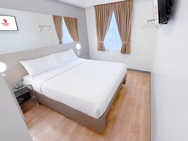 Room, Double or Twin Bed, Red Planet Makati Amorsolo 1/2