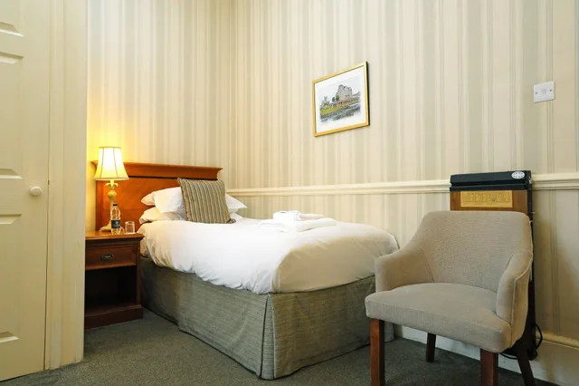 غرفة قياسية مفردة، The Royal Hotel 1/6