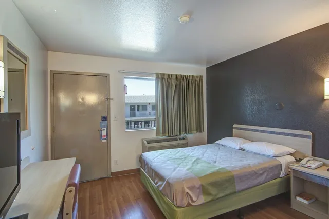غرفة قياسية بسرير مزدوج، Studio6 Grand Prairie, TX 5/10