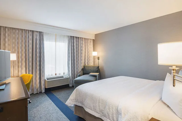 غرفة قياسية بسرير كينج، Hampton Inn & Suites Colleyville DFW Airport West 2/3