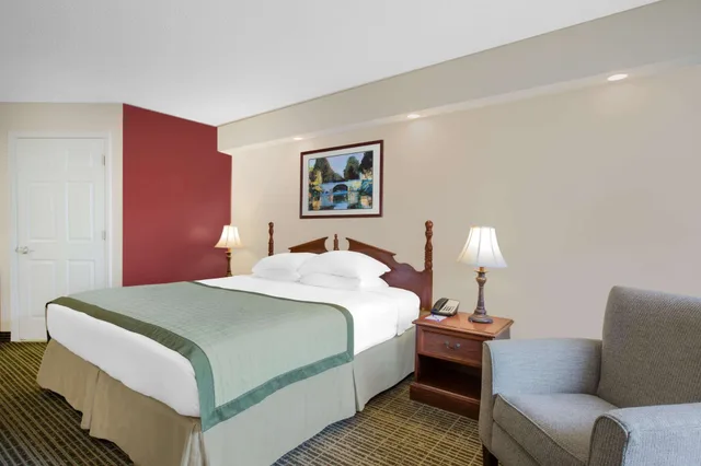 Standard, King Bed, Baymont by Wyndham Tuscaloosa 6/10