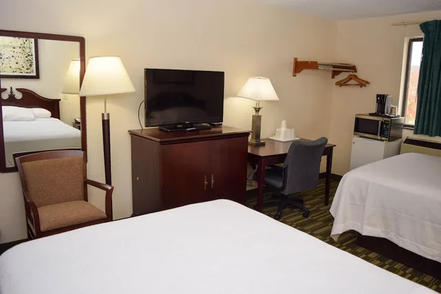 غرفة قياسية بسريرين مزدوجين، Corning Inn 4/7